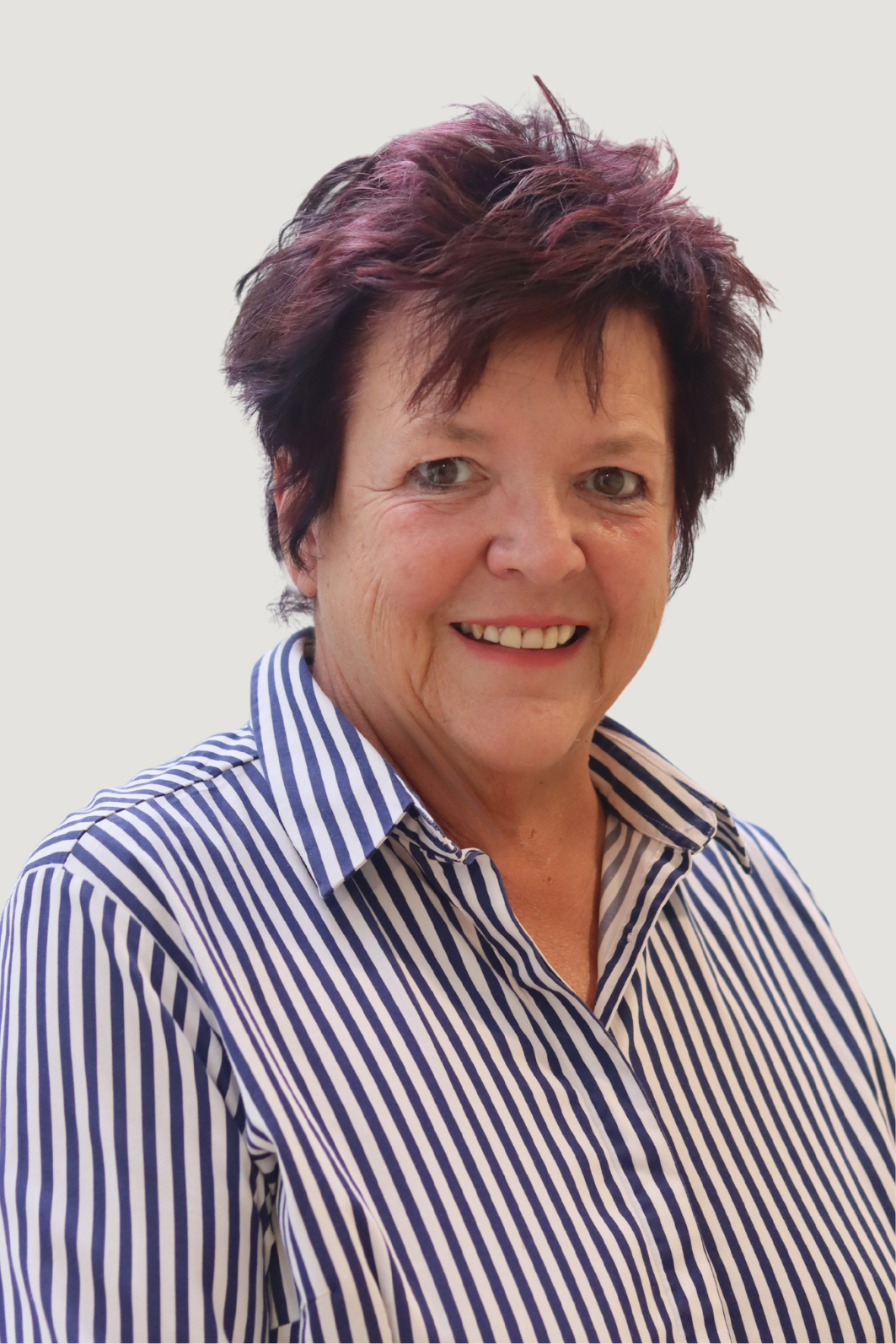 Headshot of Karen Kelly smiling at the camera